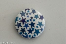 Petit Badge Liberty Adelajda bleu dans Badges 25 mm par Couture et Cie